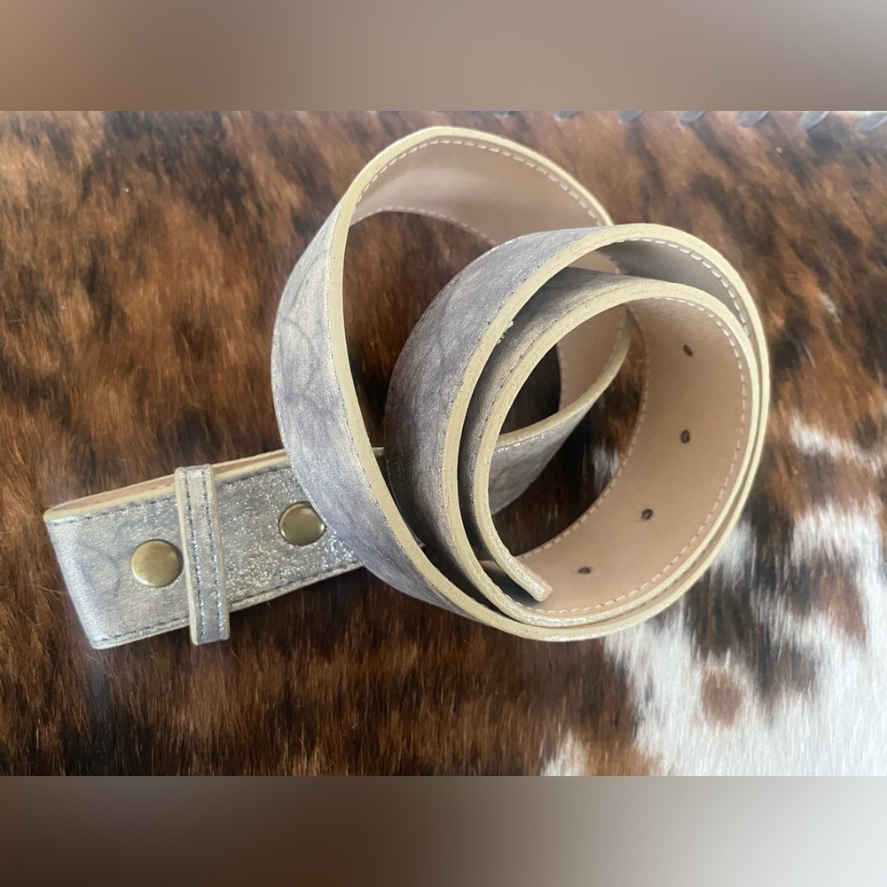 EUC Vintage LEATHEROCK Stiff Leather Lamee" Silver Gray Belt